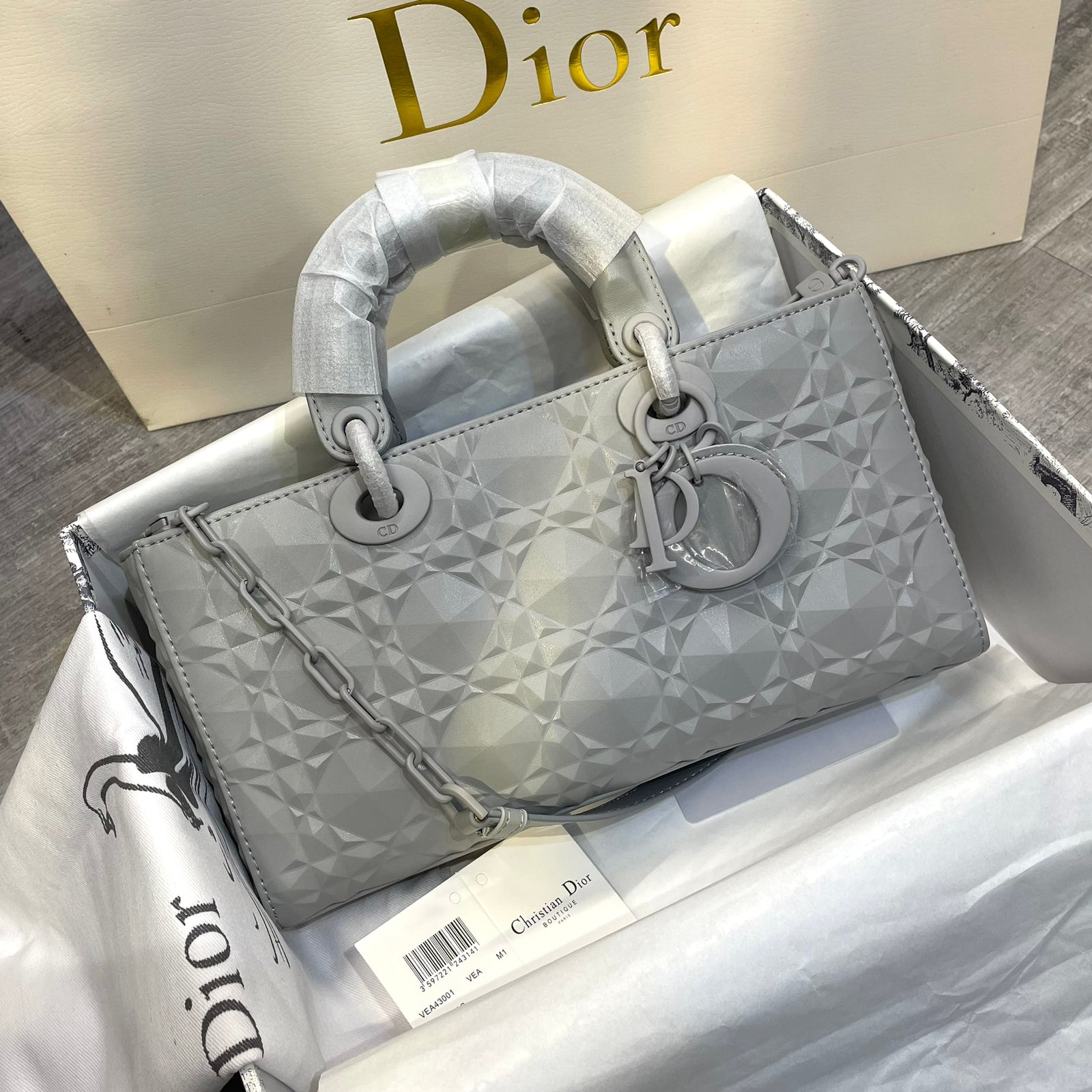 The Savior-Faire Of The Lady D-JOY With Diamond Canage Bag